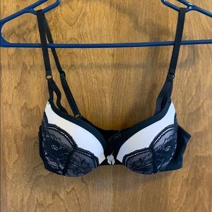 MAIDENFORM Blush and Black Lace Detailing Bra